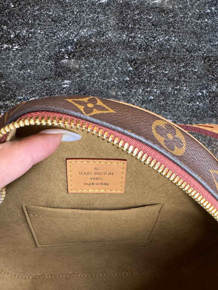 100% AUTHENTIC Louis Vuitton Boite Chapeau Souple MM Handbag  Price on Louis Vuitton Website: $2,910 Price in Zoe's Closet: $1,900 + free shipping + Afterpay and Shop Pay eligible at checkout