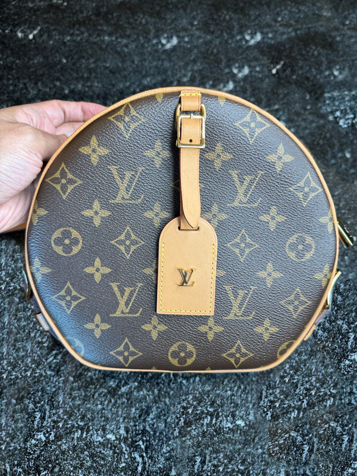 100% AUTHENTIC Louis Vuitton Boite Chapeau Souple MM Handbag  Price on Louis Vuitton Website: $2,910 Price in Zoe's Closet: $1,900 + free shipping + Afterpay and Shop Pay eligible at checkout