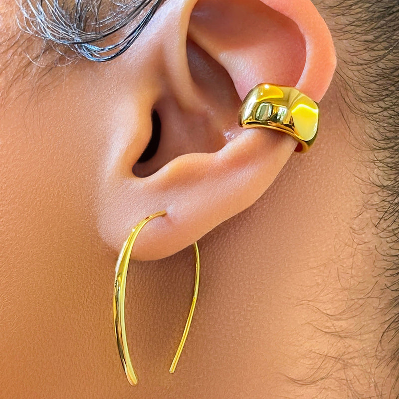 Who doesn't love a good, sexy ear cuff? A must-have when you don't have that second ear piercing but want to add a little razzle dazzle to those lobes...  Shiny, luxurious and amazing quality. A simple ear cuff in a bent metal design. Turn heads in this chic beauty!  18k gold plated on top of vermeil (S925 sterling silver) 12mm X 12mm in size   Pictured here with the Hooked to You Earrings...